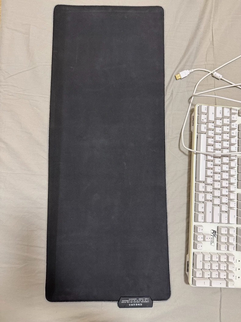 RK RG-920机械键盘，白色青轴(混光版)，带RGB背光。  键盘成色很新，按键手感舒适，灯光效果很棒。配套原装腕托，打字很舒服。  有线连接，接口是USB